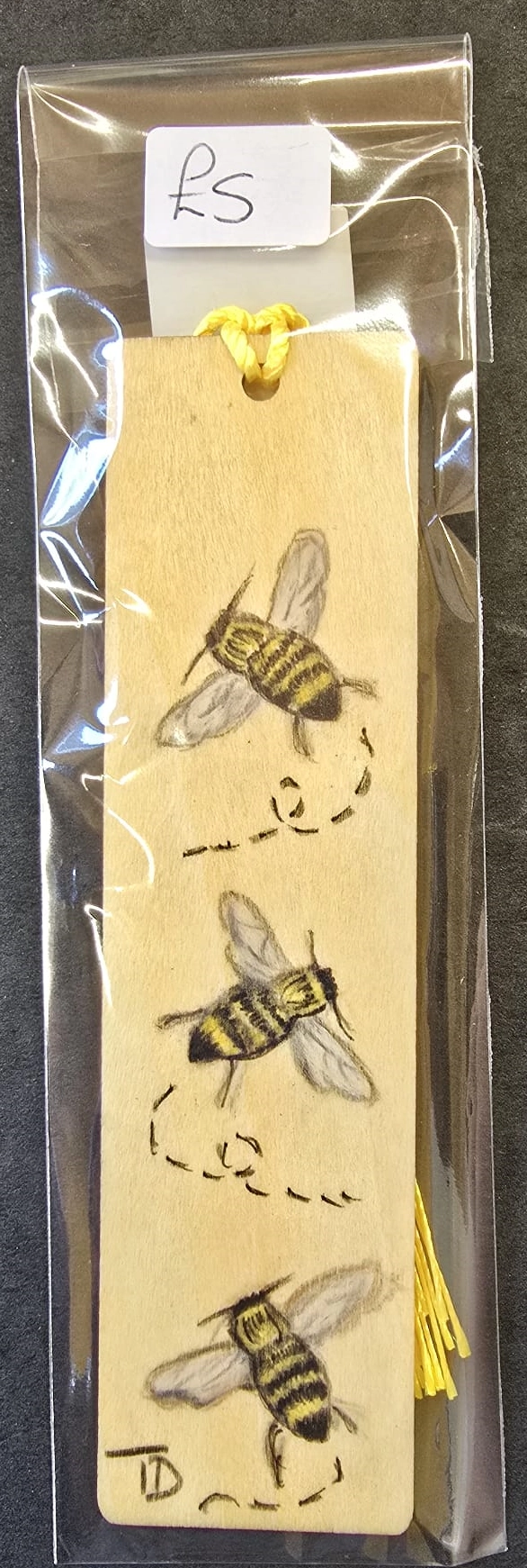 Wooden-bookmark-flying-bees